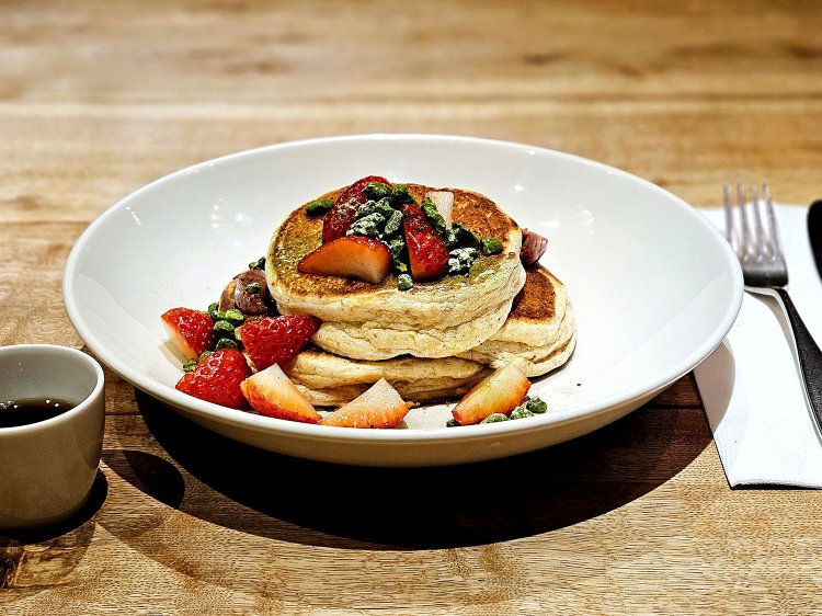 横浜赤レンガ倉庫限定 ベリーベリーパンケーキ - 苺、八女抹茶、ベリーバター、ピスタチオ 2200円。 