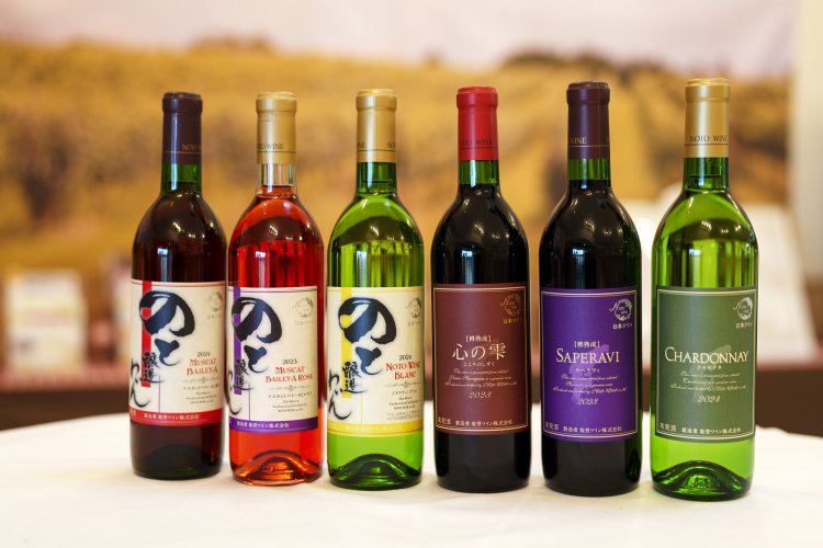 2023年樽熟成「心の雫」720ml3300円をはじめ、能登産ブドウで造られたワイン。赤、白、ロゼ、スパークリング各種がそろう。