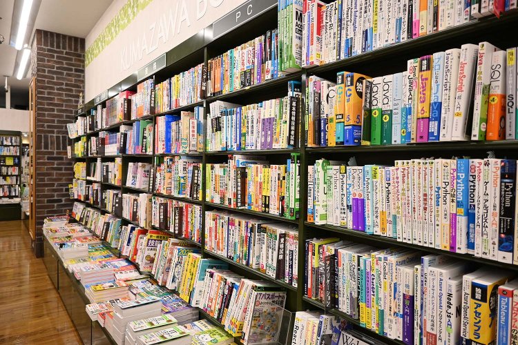 「資格・PC」の棚。