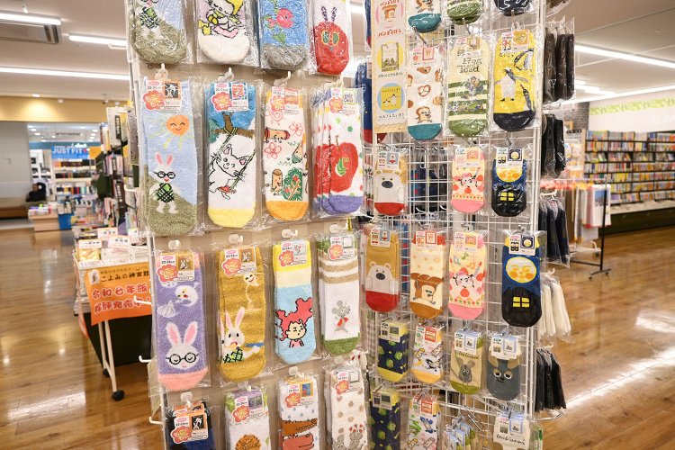 雑貨も充実。絵本キャラクターが描かれた靴下が特に人気。