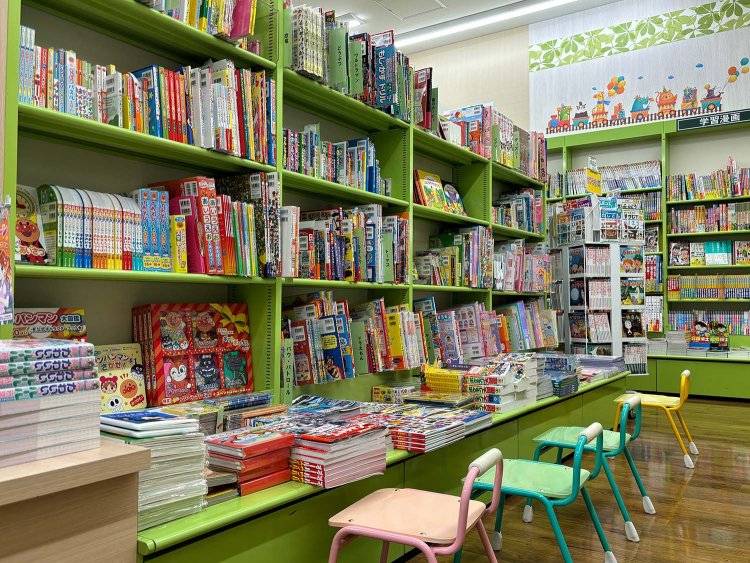 子供が安心して本を楽しめるように「みほん」が数多く並ぶ。