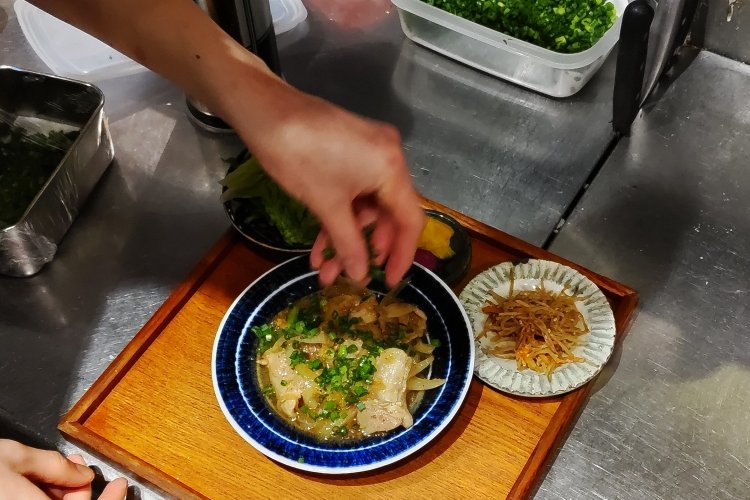 お皿に盛り付けたら刻んだネギをふりかけ、仕上げにマヨネーズを添える。あとはご飯と味噌汁をよそうだけ。