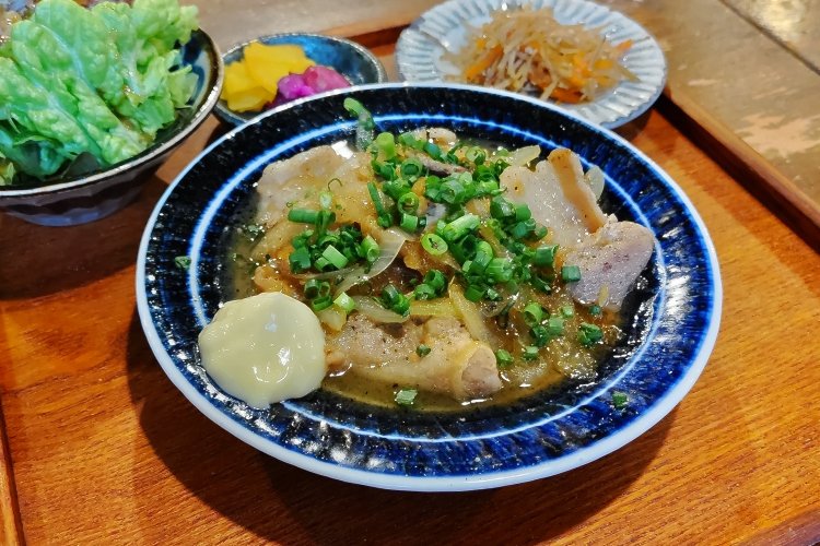 甘辛いしょうが焼きのタレが豚肉とタマネギにガッツリ絡む。味変にはマヨネーズを。