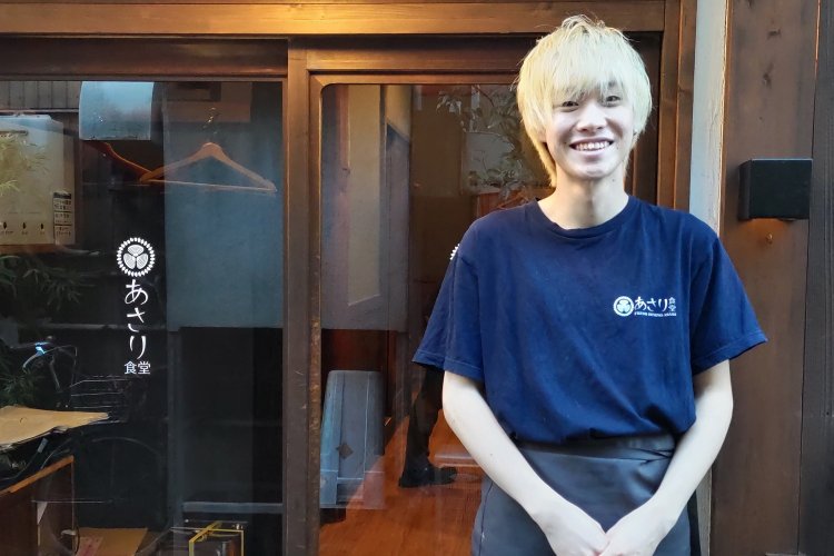 爽やかな笑顔で撮影に応じてくれたのは店長の持田さん。しょうが焼き定食の調理もしてくれた。