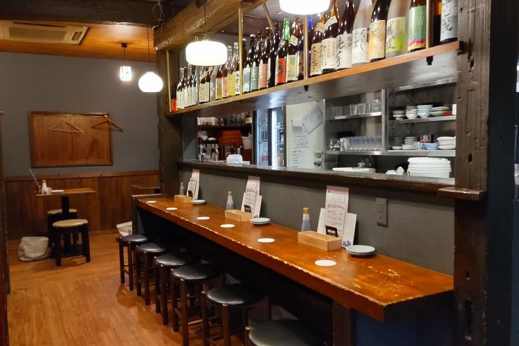 1階には厨房に面したカウンター席と、その奥に2人掛けのテーブル席がある。