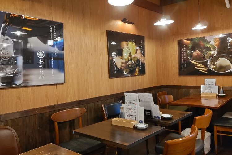 2階の客席は、2～4人掛けのテーブルが中心。夜は和と洋の飲み処になるため、店内も和洋折衷の雰囲気だ。