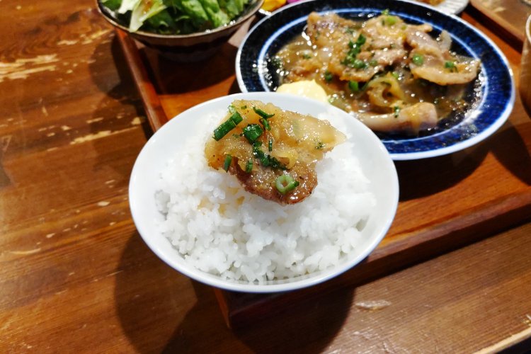 豚肉にタレをしっかり絡めて白米の上にのっける。ご飯が進むこと間違いなし！