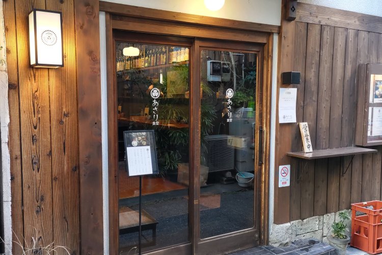 建物は路地の一軒家をリノベーションしたもの。出入り口の引き戸が懐かしさを感じさせる。