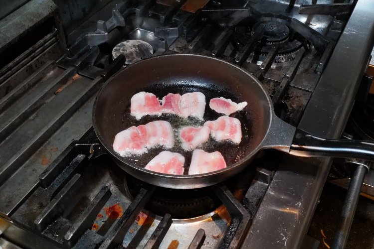 まずは程よい厚みでカットされた豚バラ肉をフライパンに並べて焼く。