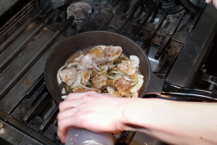 具材に火が通ったところで、自家製のしょうが焼きのタレを投入する。