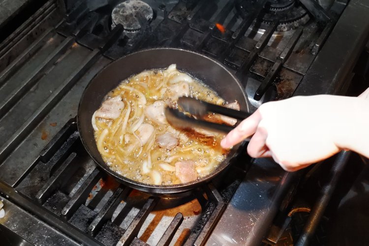 フライパンを振りつつ、さらに加熱。ときおりコンロから火が上がり、いい香りが立ちのぼる。