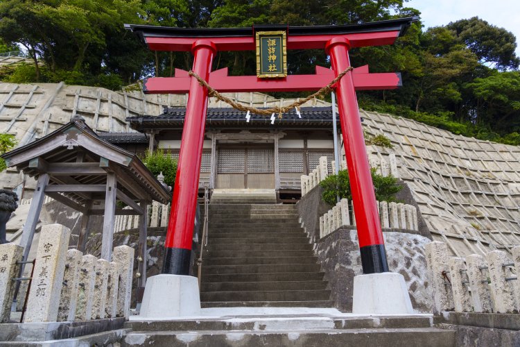 住民たちが手作りした諏訪神社の鳥居。いわば素人の集団で作られたとは思えない出来栄えだ。