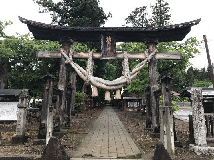福島県「新宮熊野神社」の鳥居。