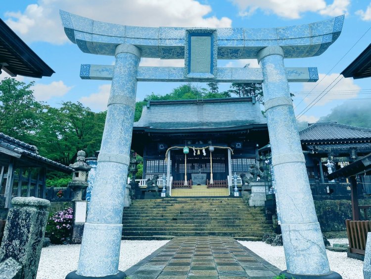 佐賀県「陶山神社」にある有田焼でできた鳥居