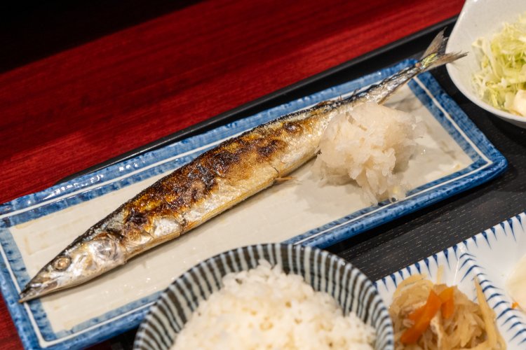 目黒のさんま塩焼き定食は通常950円。3のつく「さんまの日」なら100円引き。