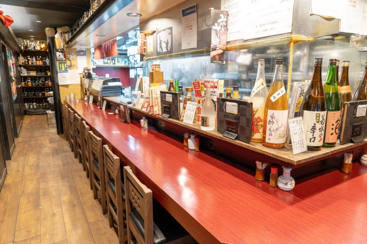 奥にテーブル席もあるが、カウンターがメイン。気取らない雰囲気で居心地がいい。