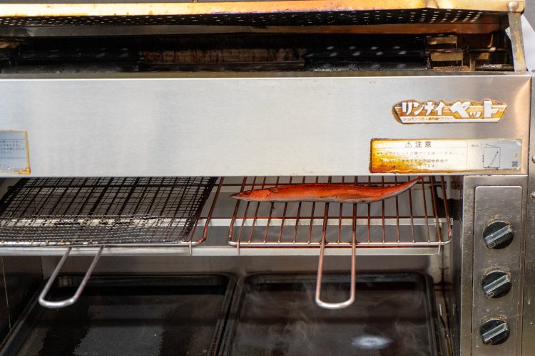 いい焼き色まであと少し。尻尾が美しくピッっと跳ね上がっている。