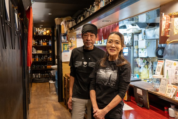 調理担当小幡和夫さん（左）と店長の小野寺雅さん（右）。