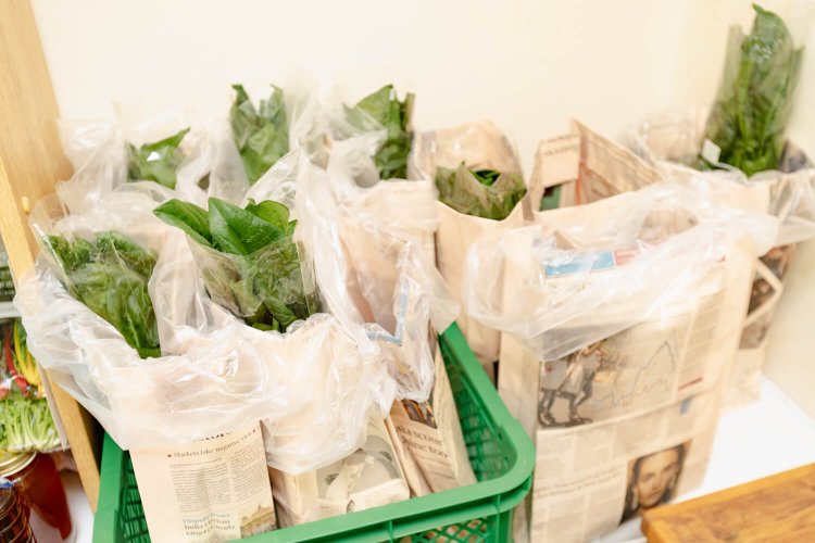 新聞バッグがキュート。