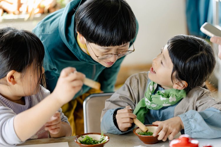 葉を潰して緑色作り。