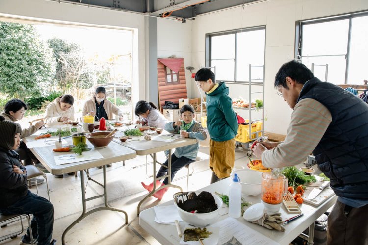 ニンジンの絵の具作り＆お絵描きワークショップ。講師はやさいじんのイラストレーター。