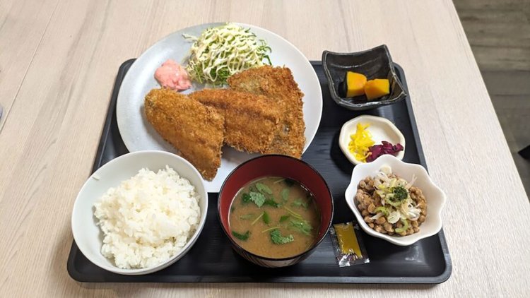 黄金あじフライ定食。