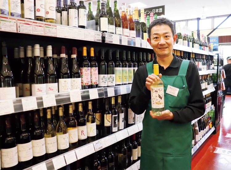地元ワイナリーのおすすめをそろえ、自社オリジナルワインも販売する名物社長・那波秀和さん。