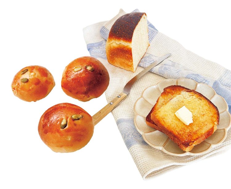 自家製天然酵母パン「チェチェメニ」のソイミルクパン（右）と、「おうちパン屋Hands hands」のバターロール（オレンジピール）。