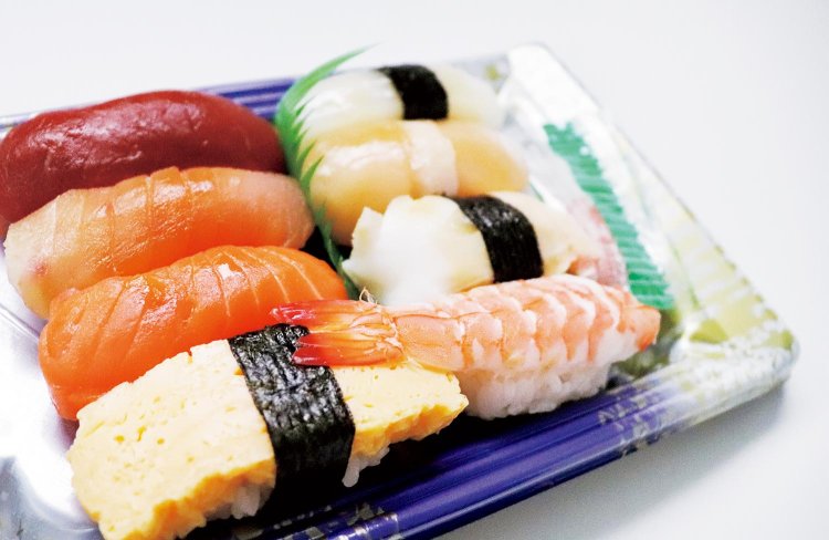 甘いタレがすべてのネタに塗られた郷土の寿司「甲州づけ寿司」。