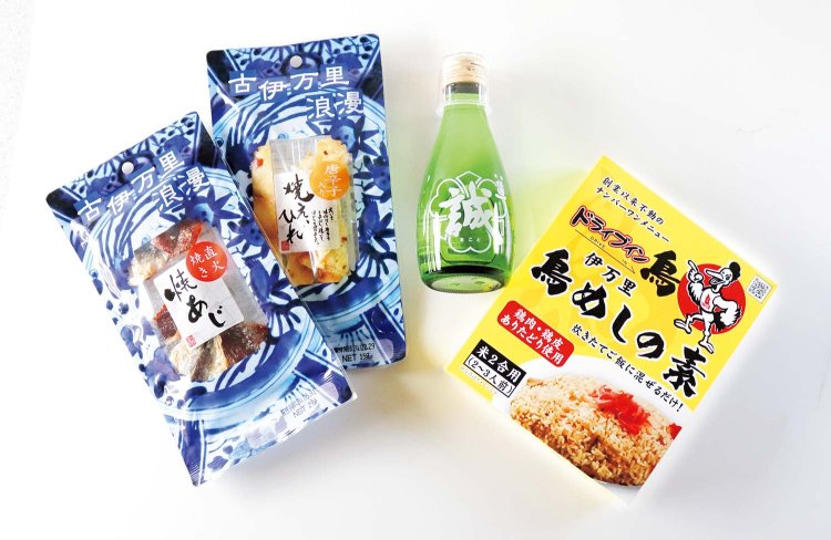 伊万里土産にちょうどいい3商品。「焼えいひれ」「焼あじ」（ともに小島食品工業）、清酒「松浦一 誠」（松浦一酒造）、鳥めしの素（ドライブイン鳥）。