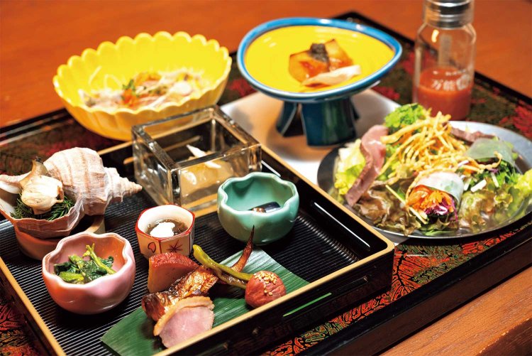 前菜（左）はつぶ貝、青菜胡麻和え、茄子瑠璃煮、ハタハタ酢焼など。サラダにかける「万能梅だれ」（右）も自家製。