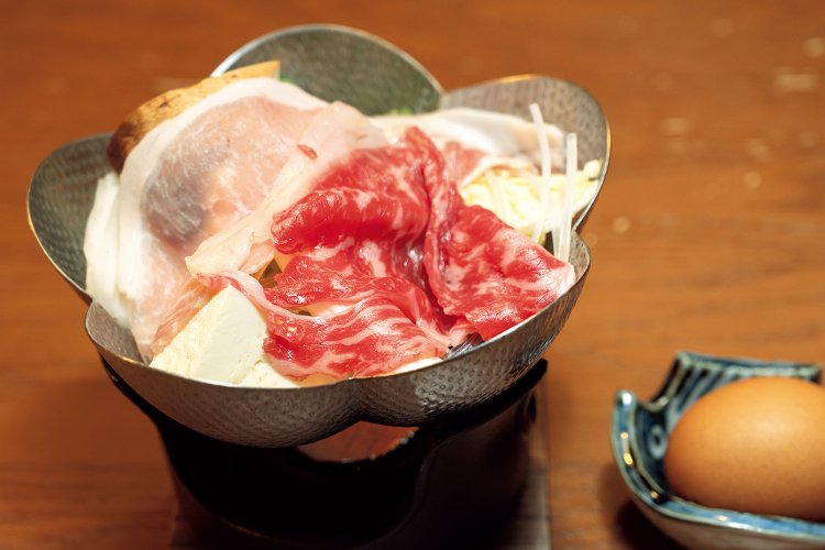 上州牛と豚をダブルで楽しめる、すき焼き鍋。