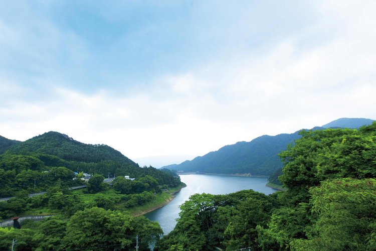 赤谷湖が眼前に迫り、宿の窓から絶景を眺めることができる。全5室のうち4室はレイクビュー。