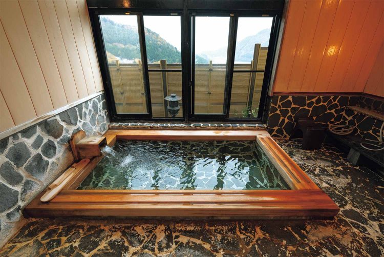 浴室は2カ所とも貸切風呂。ホワイトボードに部屋名が書かれたマグネットを貼りつけて予約する。