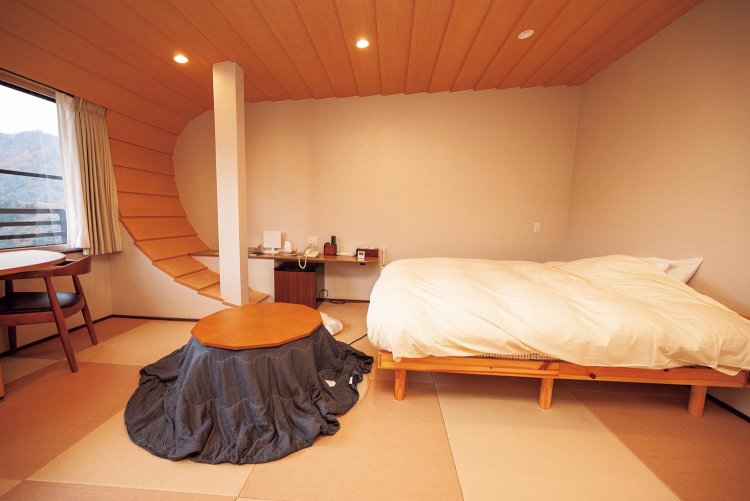 赤谷湖を望むベッドルーム。客室タイプはそれぞれ異なり、畳に布団の部屋もある。