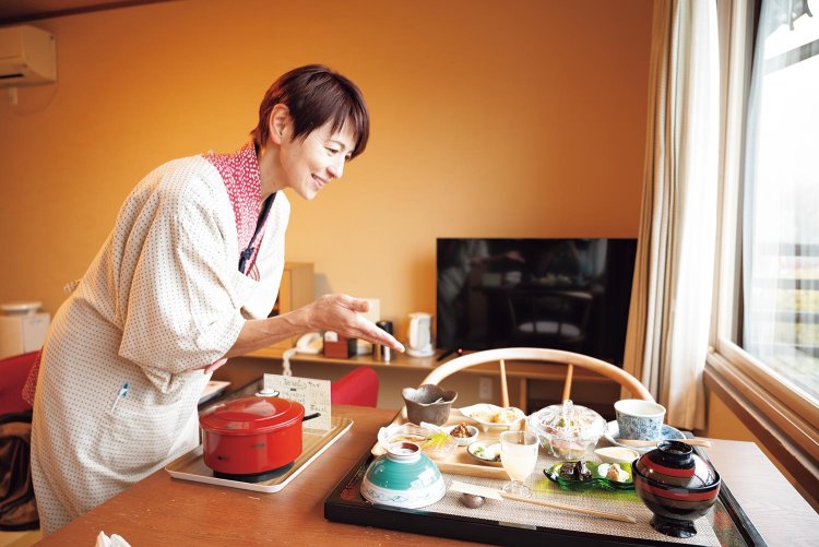 朝食を出す桂子さん。最近では珍しい完全部屋食。