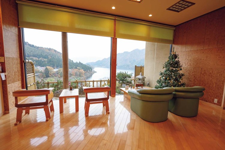 フロントロビーからも眼前に赤谷湖を望める。