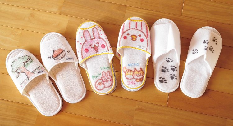 「スリッパアート」でキープされているスリッパたち。お客さんの個性が光る。