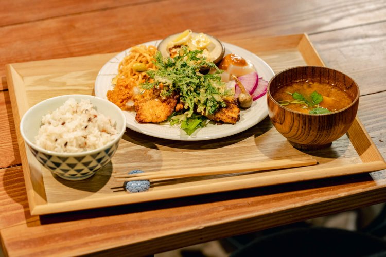 「まちの台所」の木曜は「野のごはん」。ランチ1200円は地元野菜満載。料理は時々で変わる。