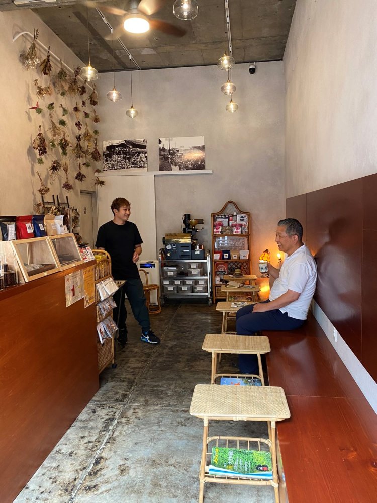 ほぼ毎日お昼ごはんを差し入れしてくれるという料理人の常連さんとの気の置けないひと時。