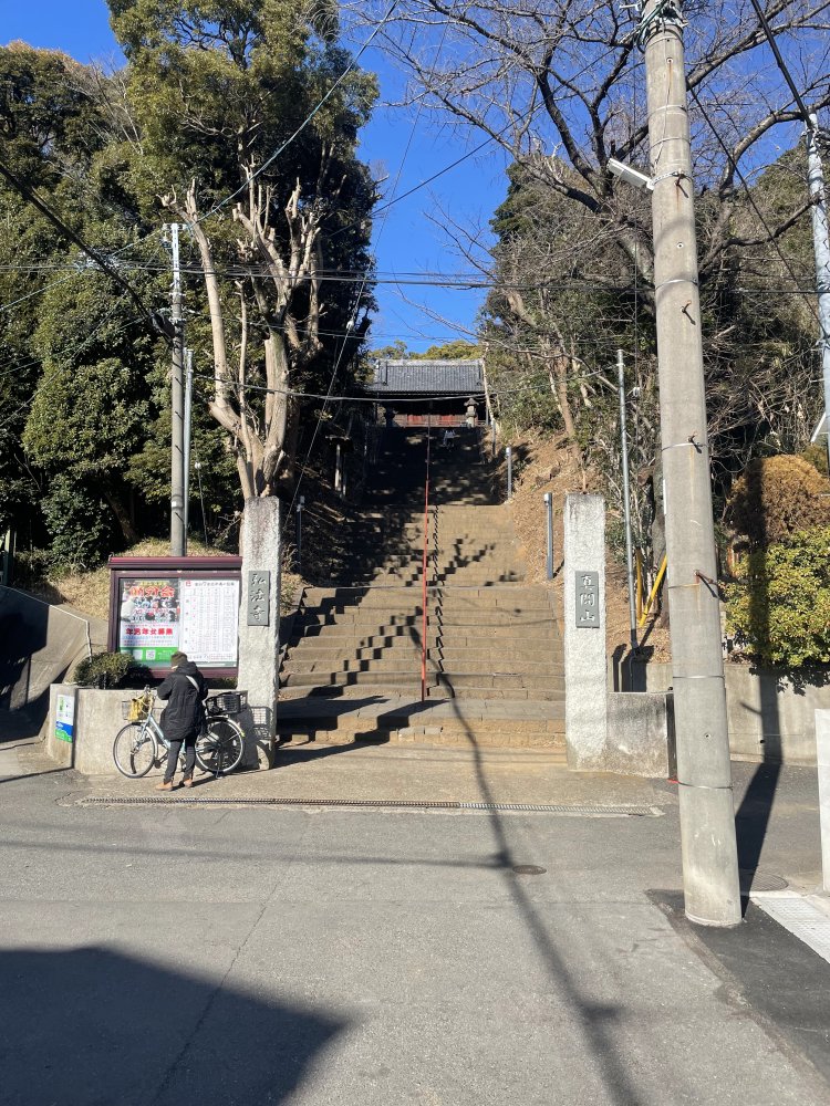 写真では伝わりにくい階段の角度。