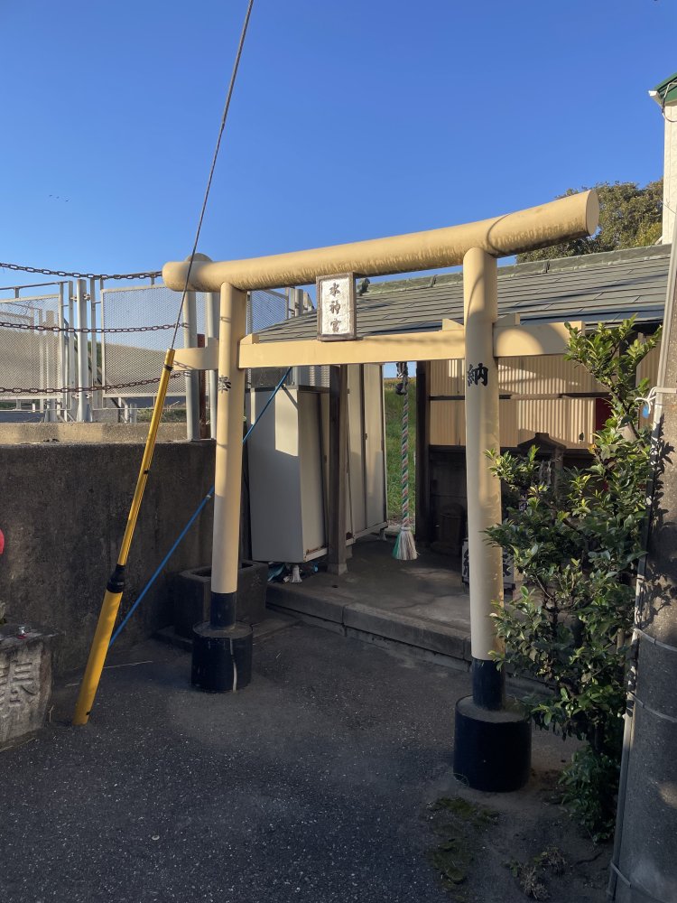 真間川河口の脇にある水神宮。