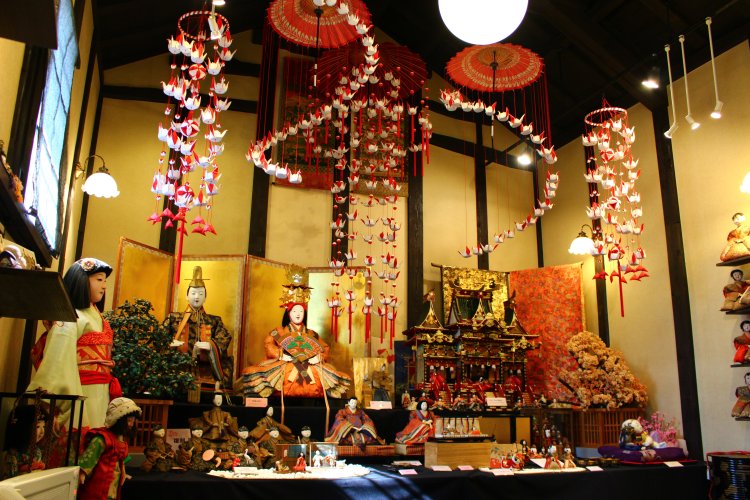 貴重なひな人形を楽しめる鴻巣市産業観光館「ひなの里」。