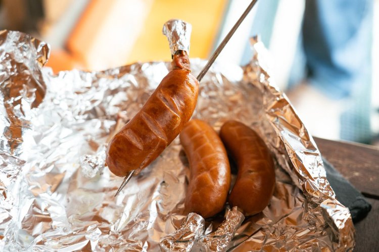 フィンランドの定番サ飯“マッカラ”（ソーセージ）。