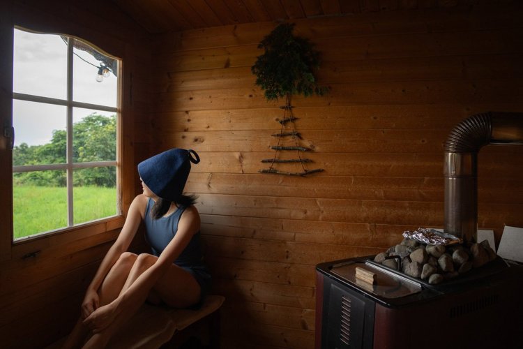 大きな窓の外には牧草が生い茂る草原が広がり、解放感満載！