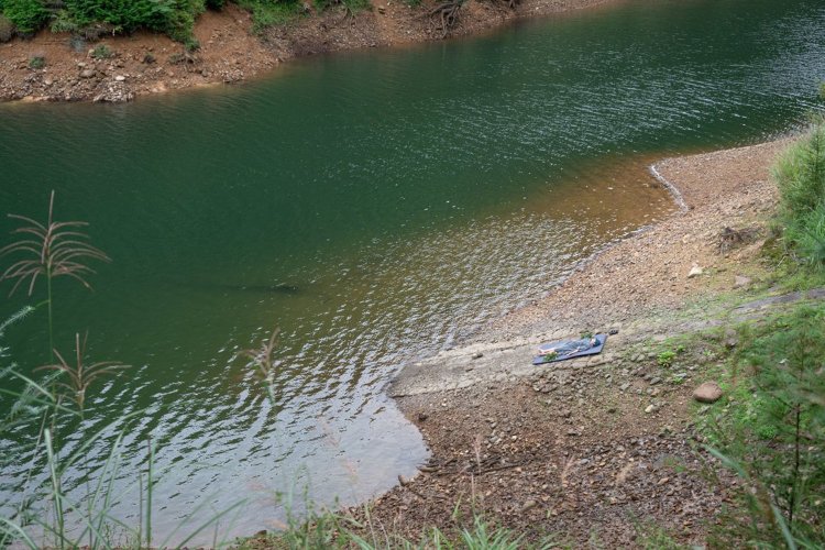 乙女湖のほとりで人間と自然の「際（きわ）」に触れる。