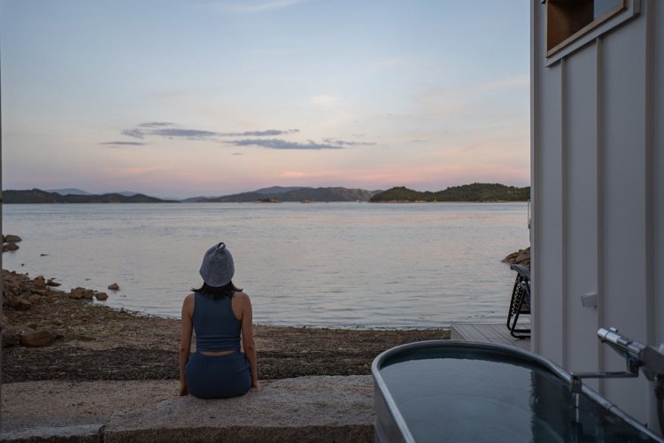 幻想的な朝焼けに、瀬戸内海も染まっていく。