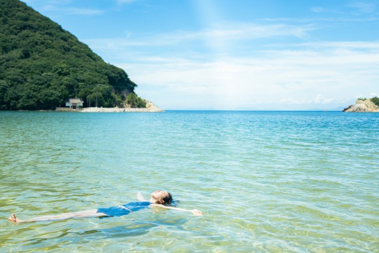 水風呂は目の前に広がる瀬戸内海。透明度が高く穏やかな海を貸切状態。