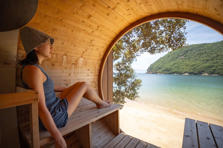 サウナの隣にはジャグジーバスもあり、そこから海を楽しめる。