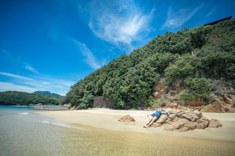 サウナ―で大の字にならない人はいないと思うほど、休憩にぴったりの“ととのい岩”。夢のように美しい海、さんさんと降り注ぐ太陽……もう帰りたくなーい！